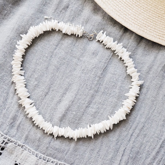 “Gigi” Chunky Shell Necklace - Picture 2 of 3